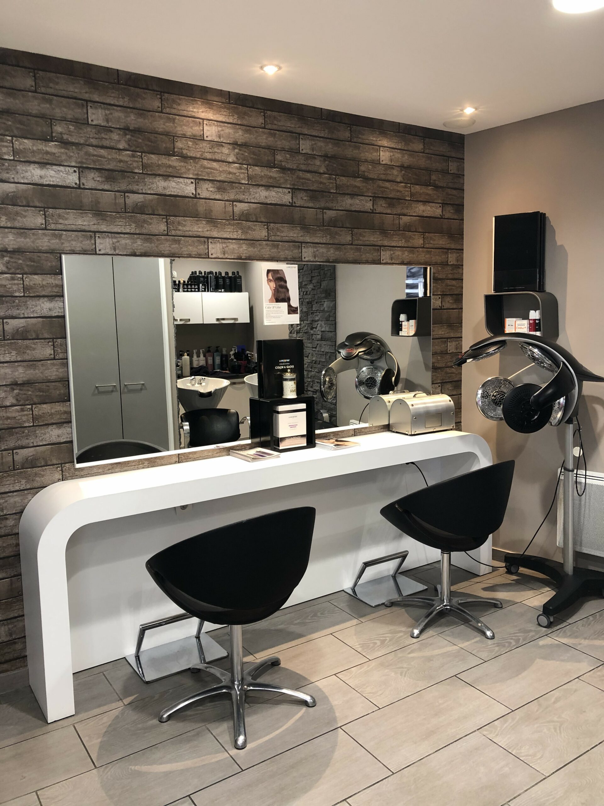Salon de coiffure, Loun'Hair située dans le 42660 à Jonzieux, vous accueil pour vous refaire une beauté, pour femme, homme et enfant. Nos experts vous conseillerons pour vous trouver le look qui vous ira le mieux.